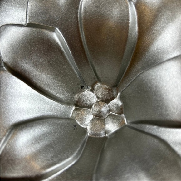 Nordic Ware Poinsettia Baking Pan Nonstick Made in USA Christmas Bundt Pan - Picture 8 of 8